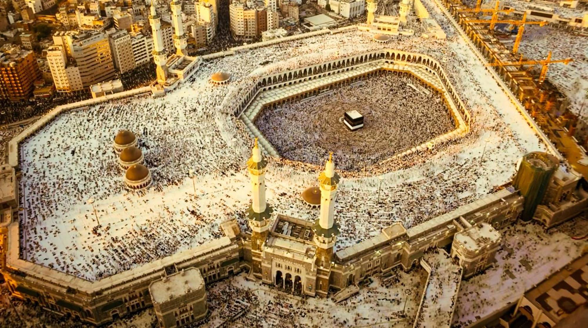 Dar Al Tawhid Intercontinental Makkah By Ihg Hotell Mekka Eksteriør bilde The photo shows a large crowd gathered around the Kaaba, which is the black cube-shaped structure located in the center of the Masjid al-Haram (the Great Mosque) in Mecca, Saudi Arabia. The scene depicts many worshippers performing acts of devotion, 